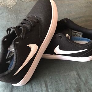 Brand new women’s Nike’s size 8